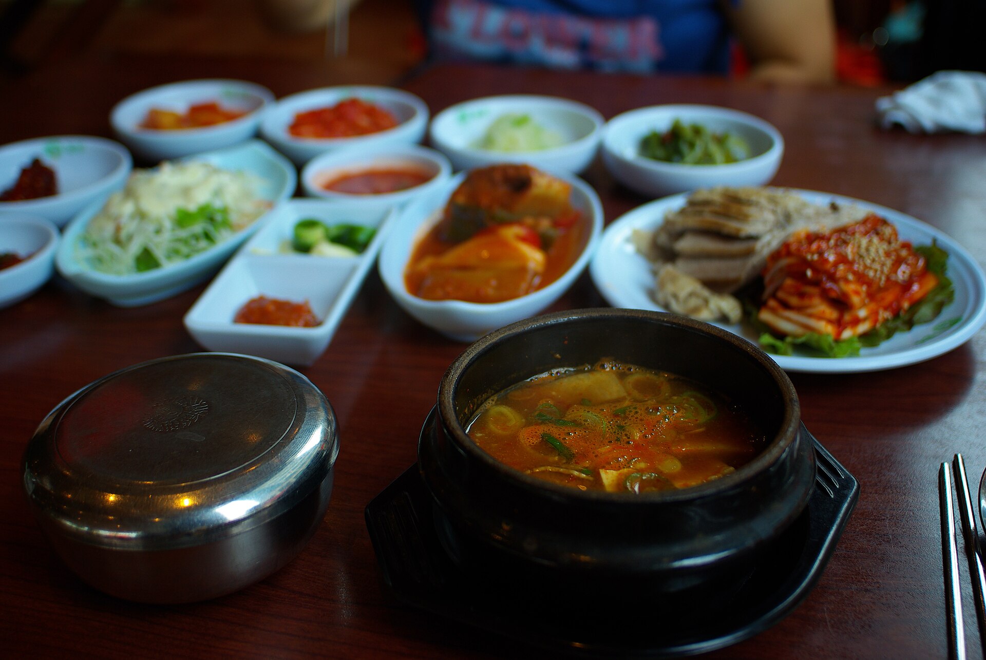 된장찌개와 함께 차린 밥과 여러 가지 반찬