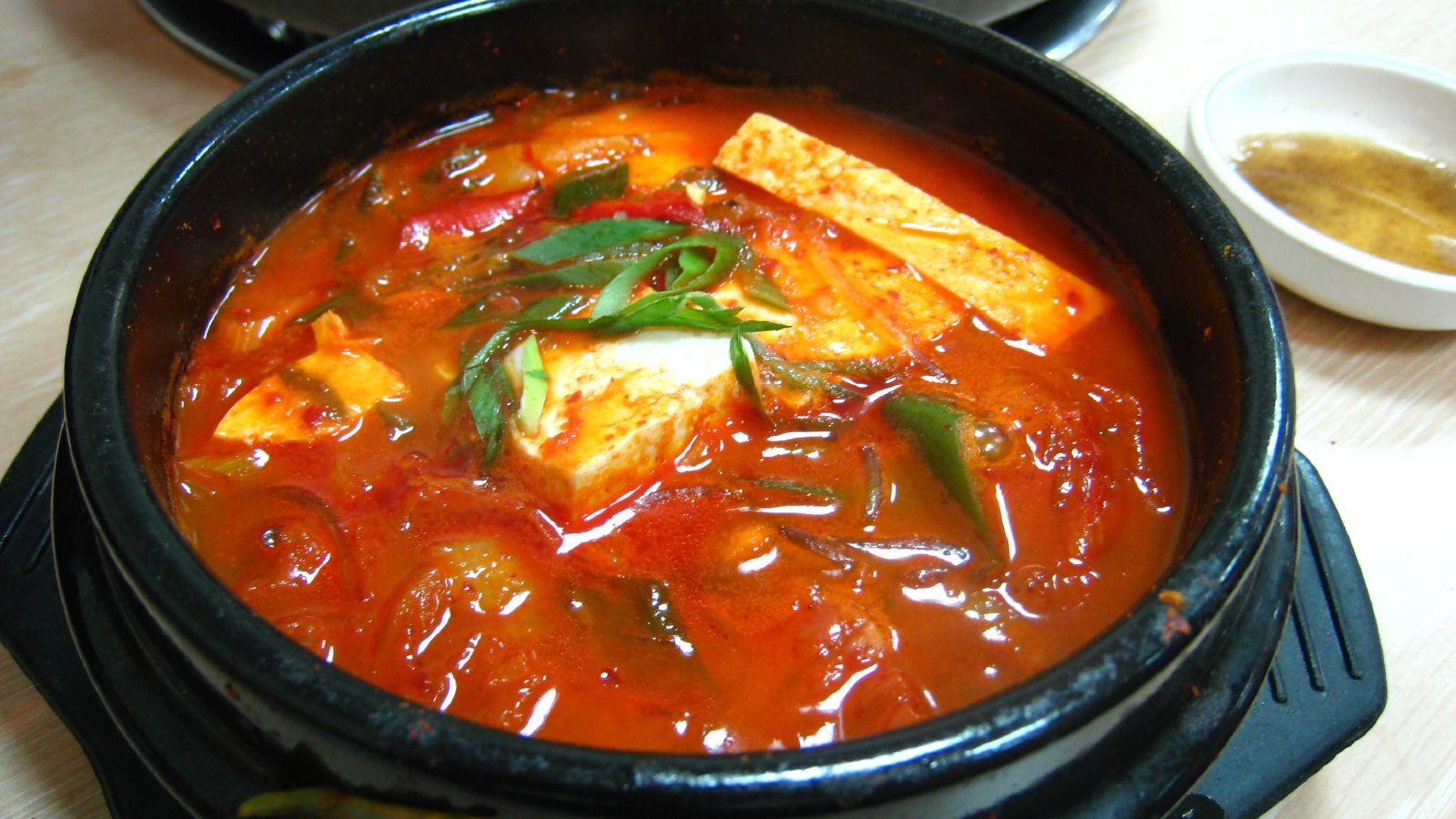 두부와 대파를 넣어 완성한 김치찌개