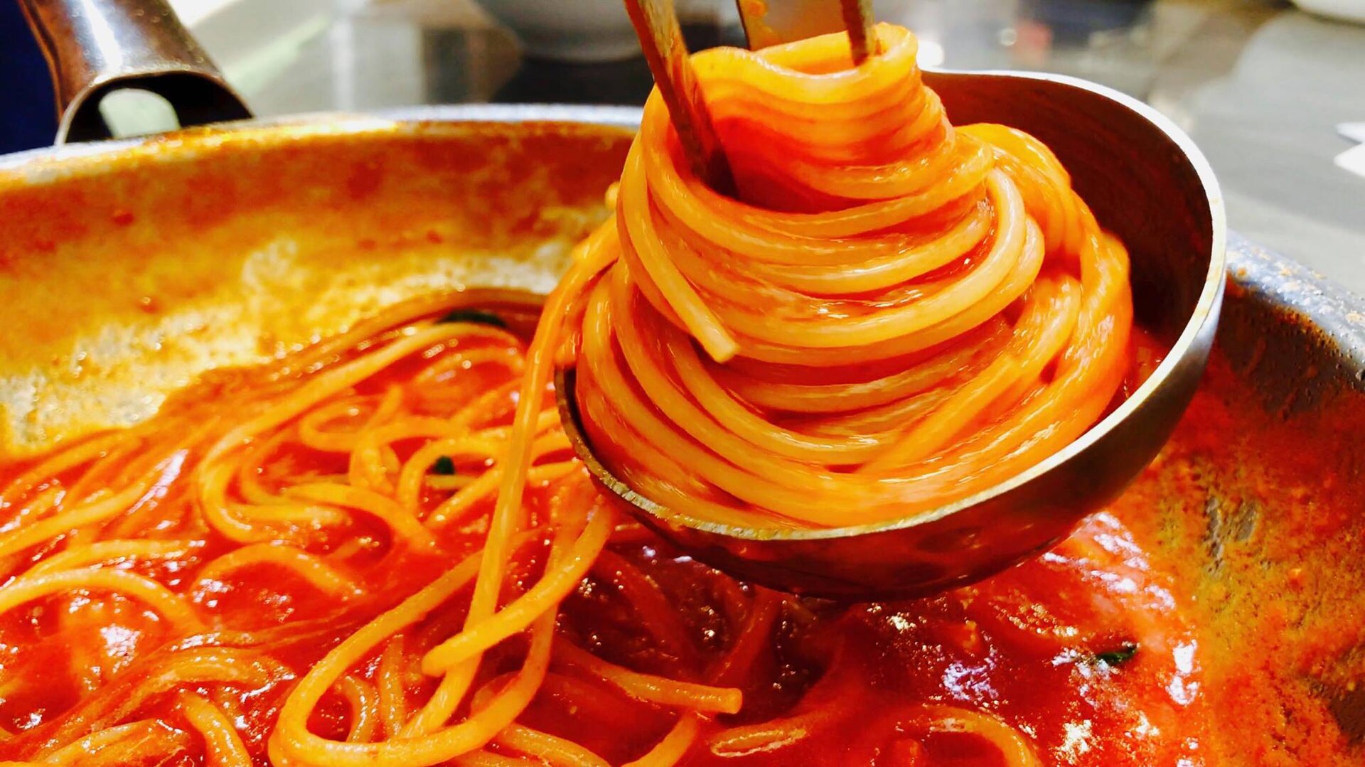 국자로 떠올린 토마토 스파게티, 소스가 면에 감겨 흘러내리지 않는 상태